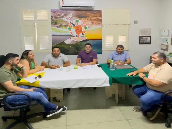 Prefeito reúne-se com secretários para planejar emancipação política do município